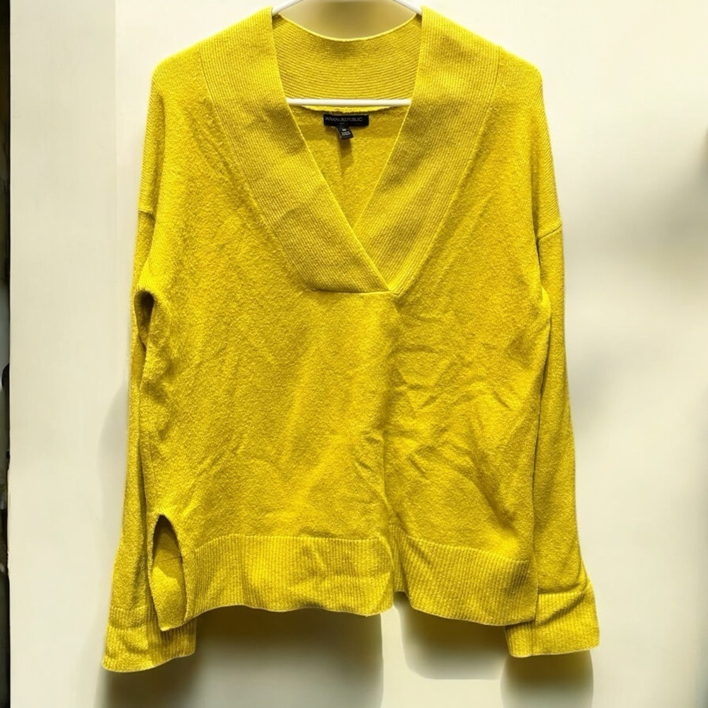 Banana republic Bright Yellow Sweater blouse MEDIUM